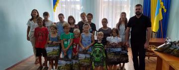 Школярі Кілійської громади отримали шкільне і канцелярське приладдя